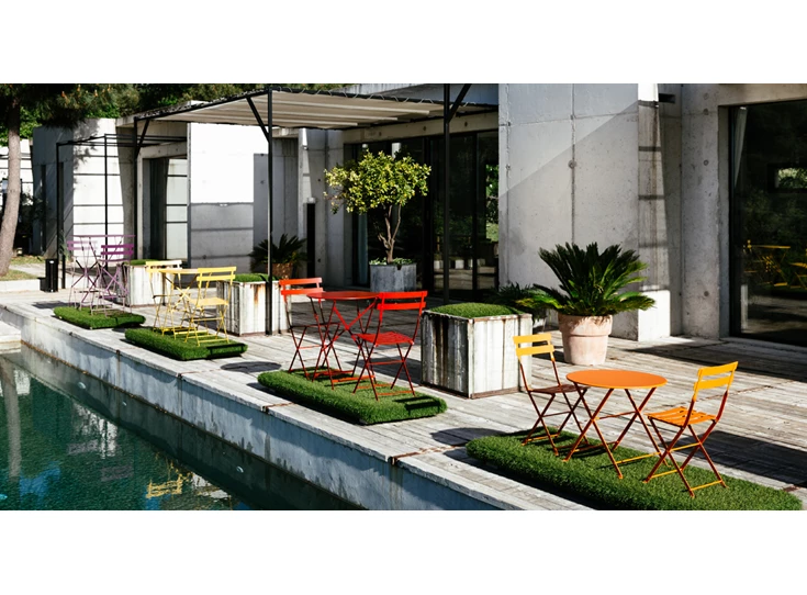 Collection-Bistro-de-Fermob-chaise-et-table-pliante-en-metal