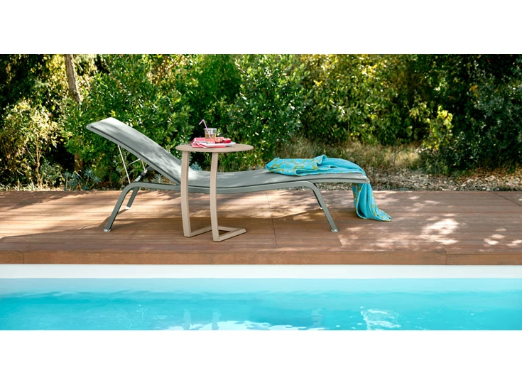 bain-de-soleil-table-basse-chaise-longue