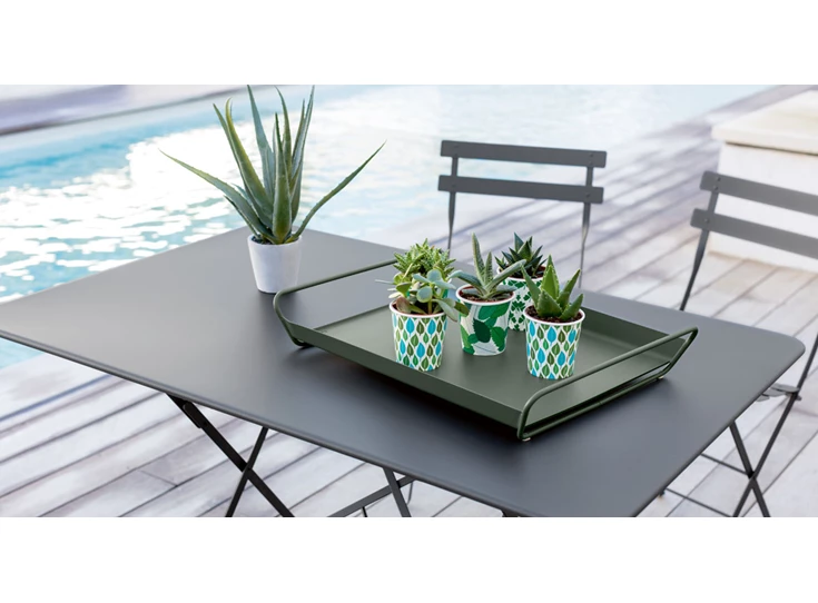 Collections-Les-Basics-et-Bistro-de-Fermob-mobilier-de-jardin-et-plateau-en-metal
