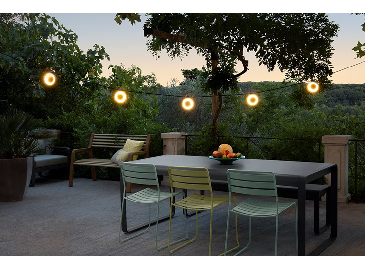 Ensemble-repas-Fermob-chaise-surprising-banc-Bellevie-table-bellevie-guirlande-Hoop.jpg