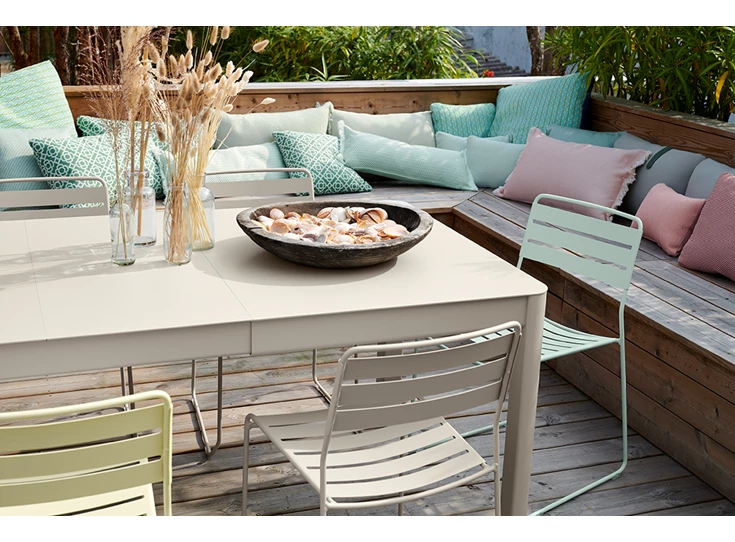 Table-et-chaises-collection-Ribambelle-collection-Surprising-mobilier-de-jardin-Fermob.jpg