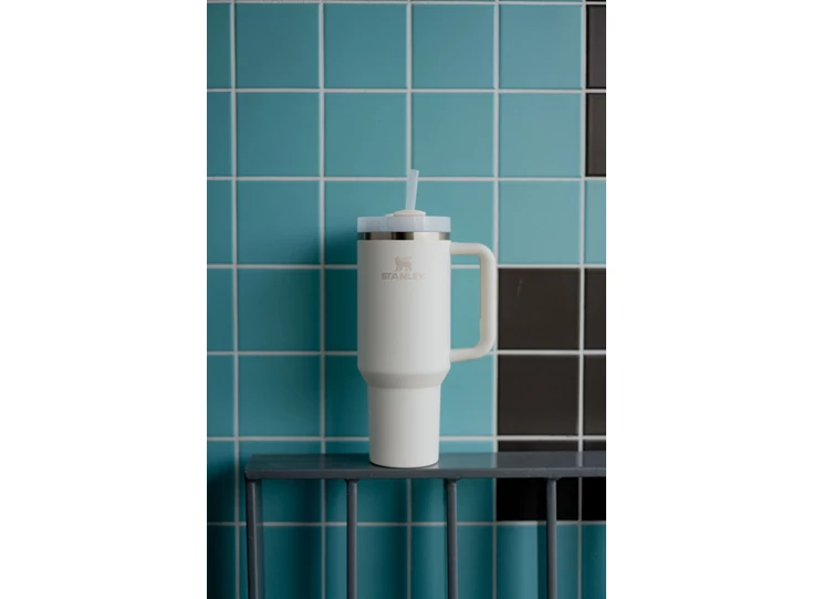 Tumbler 1.18L 40oz_Cream_Lifestyle_7.jpg