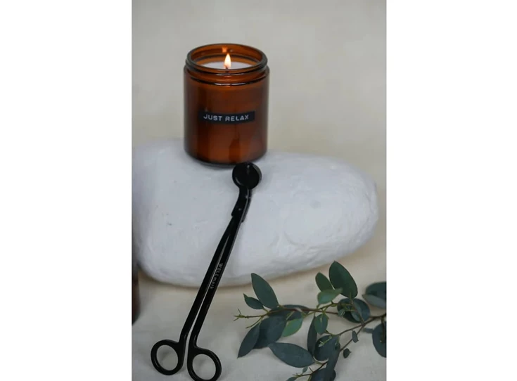 medium-geurkaars-cedarwood-zwarte-dop (2).jpg