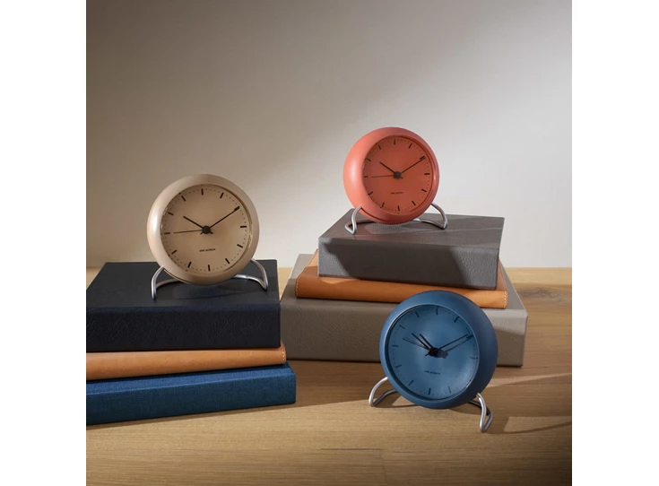 Arne-Jacobsen-City-Hall-tafelklok-D11cm-pale-orange