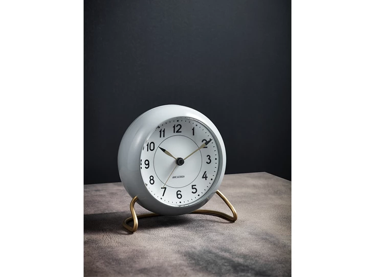 Arne-Jacobsen-Station-tafelklok-greywhite