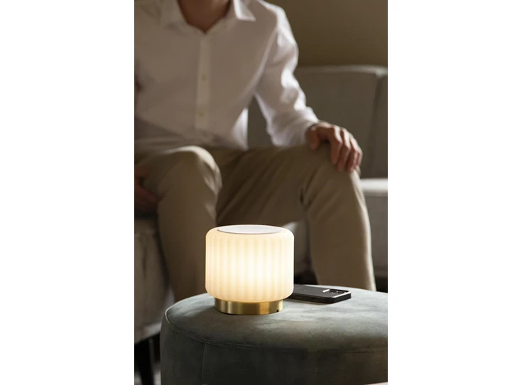 Atelier-Pierre-Dentelles-speaker-met-licht-D135cm-H125cm-wit-basis-goud