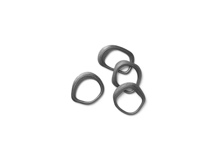 Ferm-Living-Flow-servetring-black-brass-set-van-4