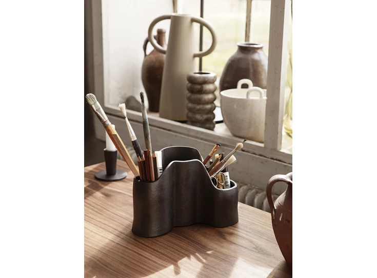 Ferm-Living-Yama-Collection-bureau-potloodhouder-H15cm-236x115cm-blackened-aluminium