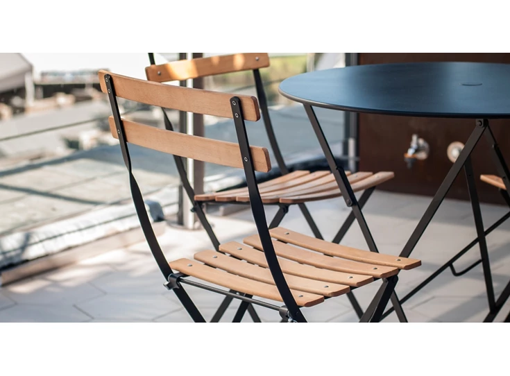 Chaise-Naturel-Bistro-de-Fermob-chaise-pliante-metal-et-bois