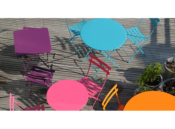 Collection-Bistro-de-Fermob-chaise-metal-et-table-de-jardin