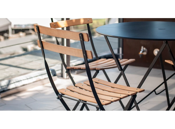 Chaise-Naturel-Bistro-de-Fermob-chaise-pliante-metal-et-bois