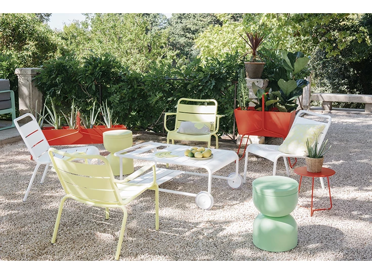 Fermob-Luxembourg-lage-tafel-met-2-wielen-105x72cm-H39cm-gris-argile