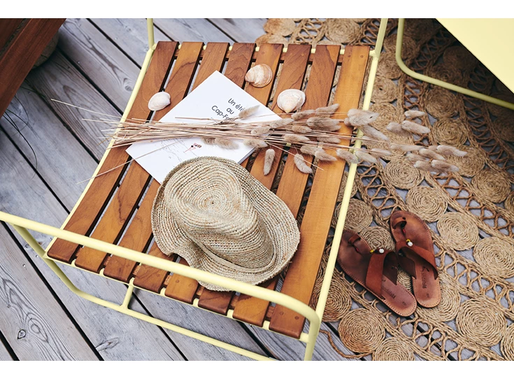 Fermob-Surprising-lage-stoel-teck-romarin