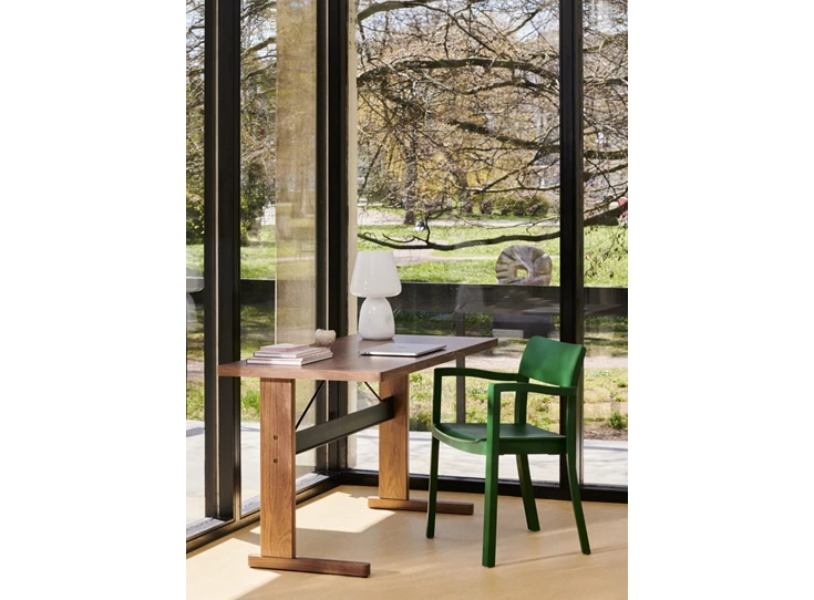 Hay-Passerelle-desk-140x65x74cm-frame-lacquered-walnut-incl-zwarte-crossbar-top-water-based-lacquere