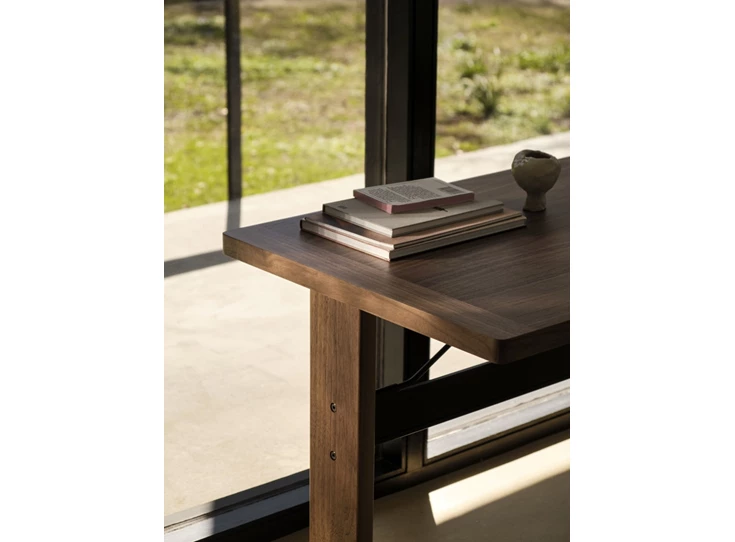 Hay-Passerelle-desk-140x65x74cm-frame-lacquered-walnut-incl-zwarte-crossbar-top-water-based-lacquere