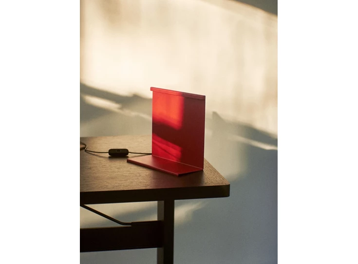 Hay-Passerelle-desk-140x65x74cm-frame-lacquered-walnut-incl-zwarte-crossbar-top-water-based-lacquere