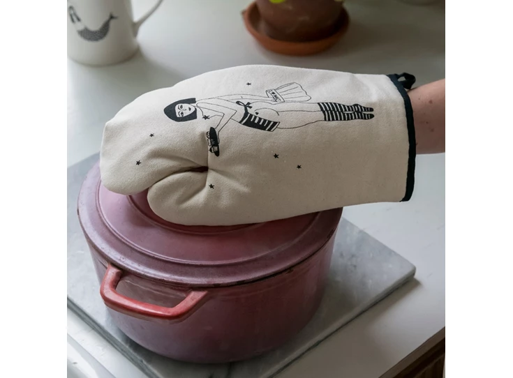 Helen-B-ovenwant-pin-up-cake-girl