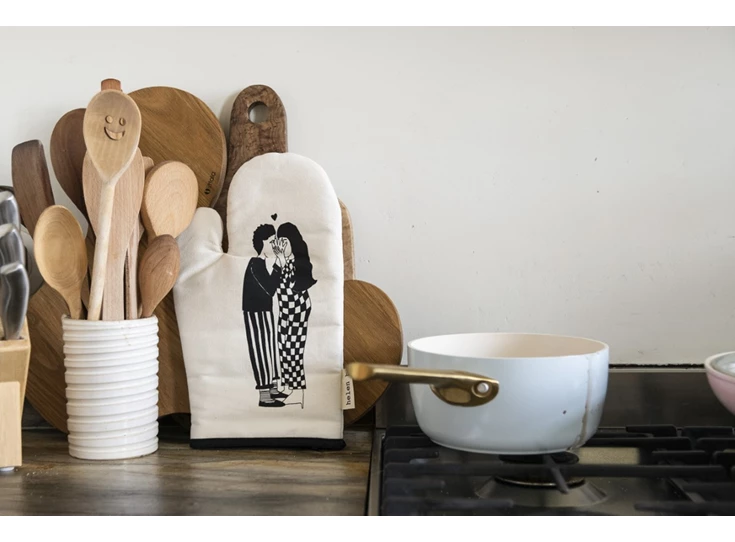 Helen-B-ovenwant-secret-kissers