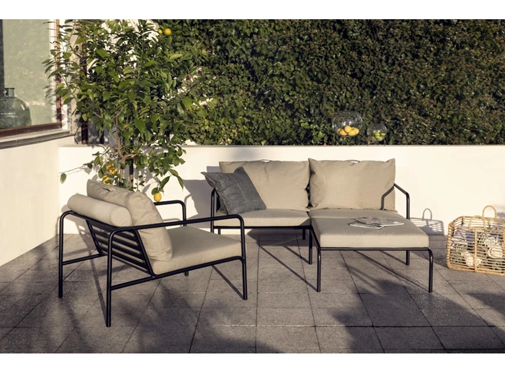 Houe-Avon-sofa-eenzit-frame-powder-coated-black-steel-kussen-sunbrella-ash-heritage