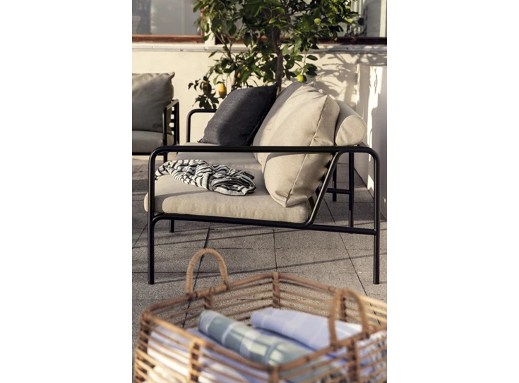 Houe-Avon-sofa-eenzit-frame-powder-coated-black-steel-kussen-sunbrella-ash-heritage