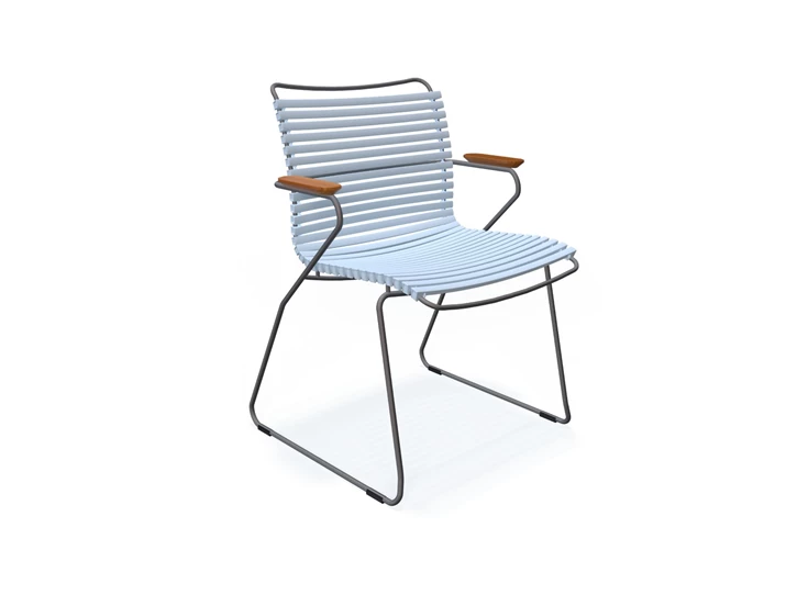 Houe-Click-stoel-met-armleuning-in-bamboo-zitting-dusty-blue