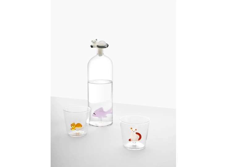 Ichendorf-Tabby-Cat-glas-liggende-poes-amber-met-staart-wit