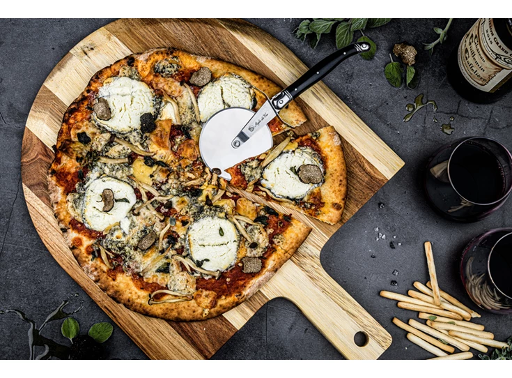Laguiole-Style-de-Vie-giftset-pizzasnijder-zwart-plank-acaciahout
