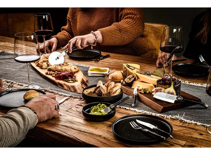 Laguiole-Style-de-Vie-kaasset-plank-acaciahout-5-kaasmessen-zwart