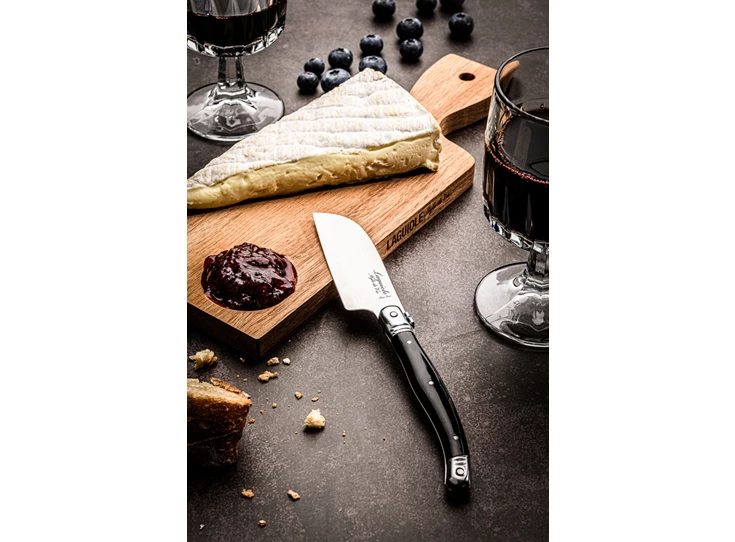 Laguiole-Style-de-Vie-santoku-kaasmes-met-serveerplank-acacia