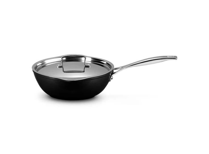 Le-Creuset-anti-aanbak-chefs-pan-met-deksel-en-schenktuitjes-D24cm