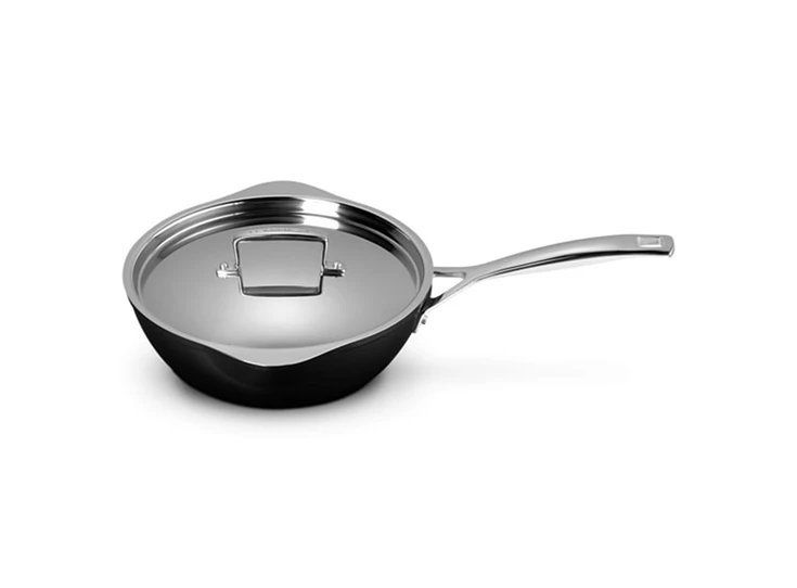 Le-Creuset-anti-aanbak-chefs-pan-met-deksel-en-schenktuitjes-D24cm