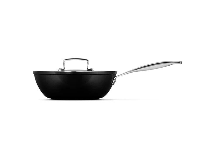 Le-Creuset-anti-aanbak-chefs-pan-met-deksel-en-schenktuitjes-D24cm
