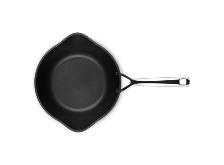 Le-Creuset-anti-aanbak-chefs-pan-met-deksel-en-schenktuitjes-D24cm