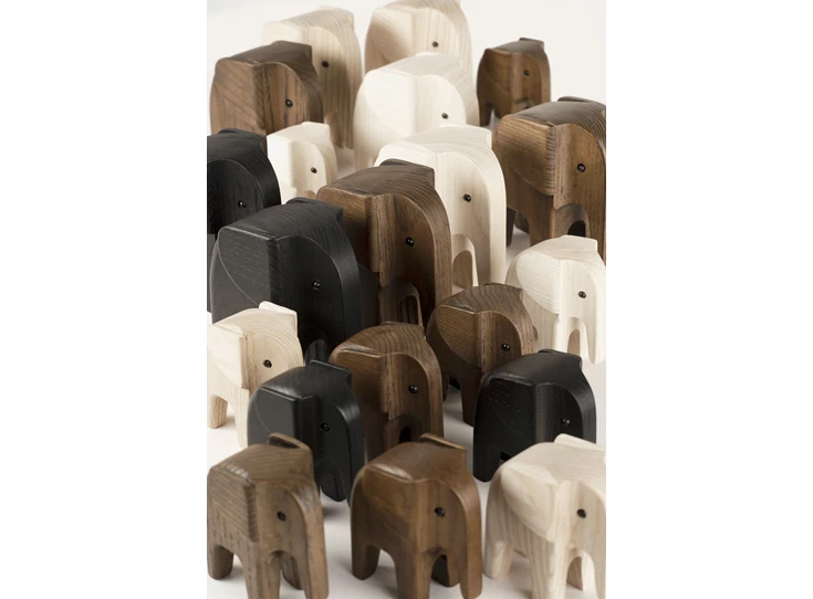 Novoform-olifant-H11-W58-L11cm-black-stained-ash-wood