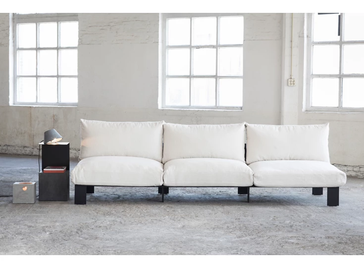 Serax-Bea-Mombaers-Bench-driezit-273x91cm-H58cm-inclusief-indoor-kussen-ivoor