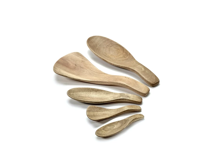 Serax-Bea-Mombaers-lepel-driehoek-S-12x5cm-acacia
