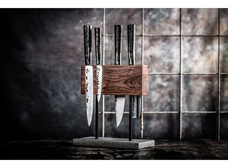 Style-de-Vie-magnetische-messenblok-walnoot-met-stenen-voet-buisjes-set-in-zwart-en-goud