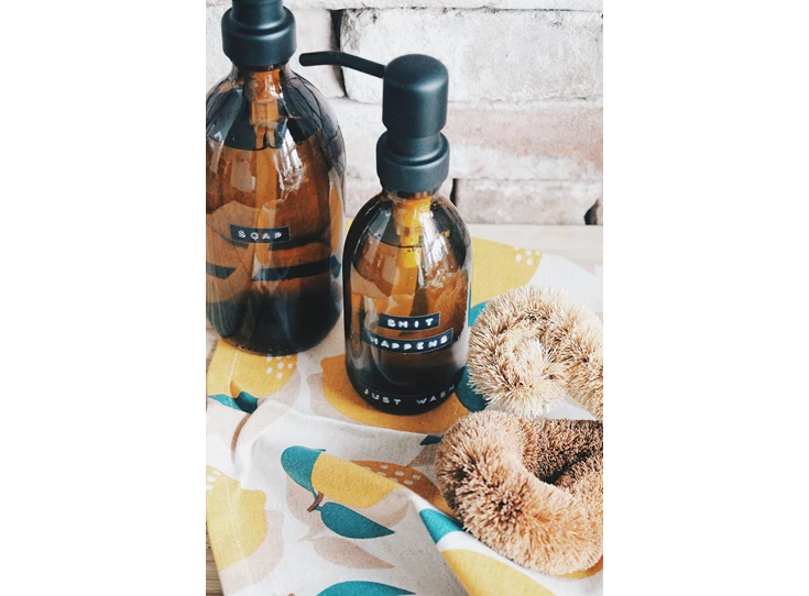 Wellmark-handzeep-1L-amber-glas-zwart-soap